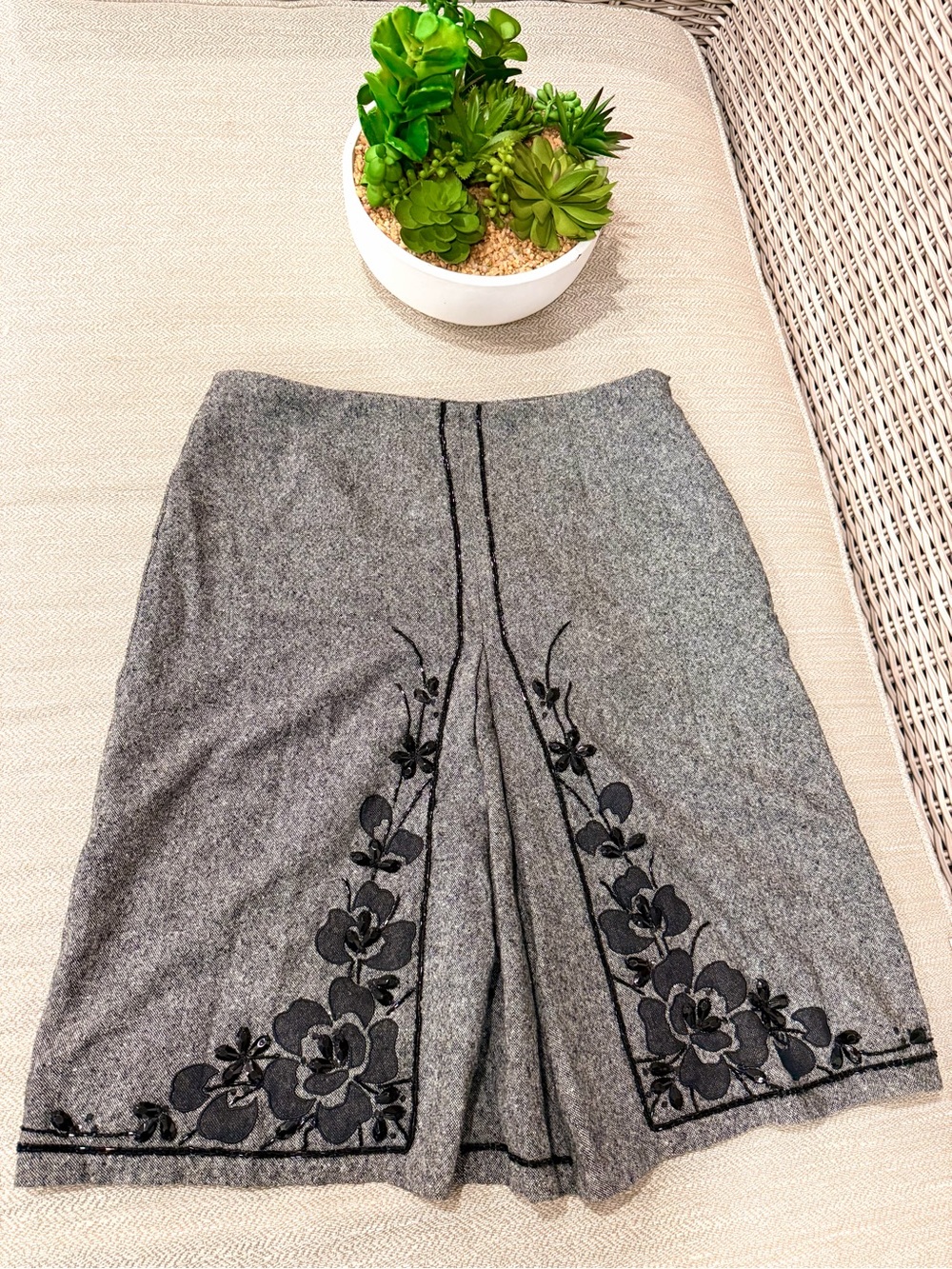 Liz Claiborne Gray wool & silk Midi Skirt with Black Floral Embroidery